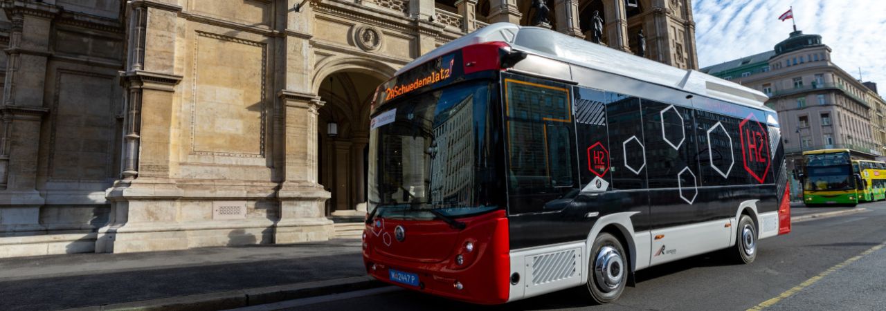 Batterie-Wasserstoff-Bus vor der Wiener Staatsoper