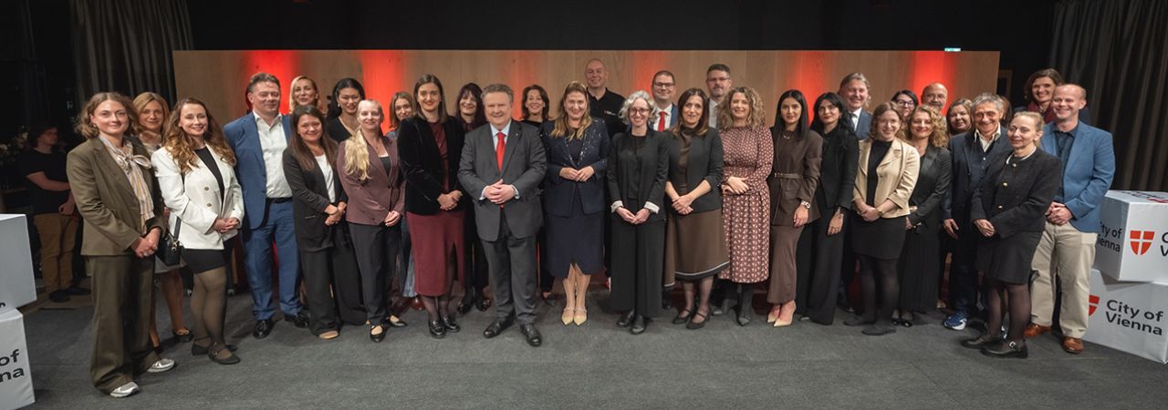 Bürgermeister Michael Ludwig und Vizebürgermeisterin Barbara Novak gemeinsam mit den Mitarbeiter*innen der Internationalen Büros der Stadt Wien