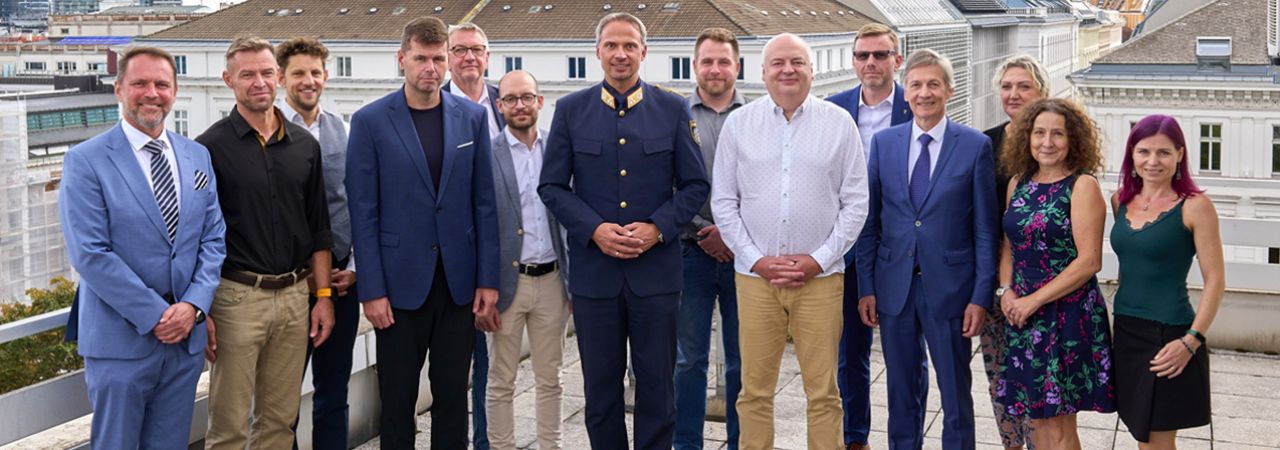 Mitarbeiter*innen der Stadt Wien, Mitarbeiter der Landespolizeidirektion Wien sowie Brünner Delegation mit Oliver Pospíšil, Magistratsdirektor der Stadt Brünn, in der Landespolizeidirektion Wien