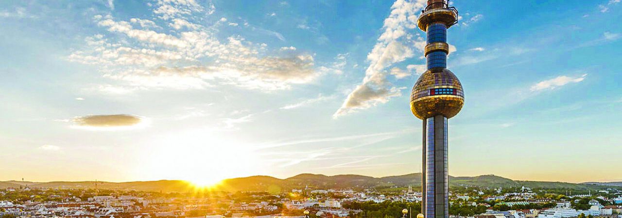 Müllverbrennungsanlage Spittelau und Blick über Wien bei Sonnenuntergang