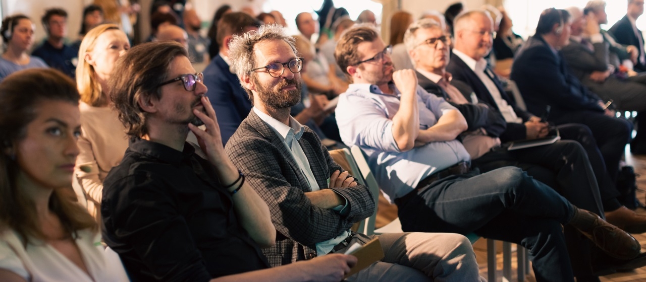 lidé na konferenci