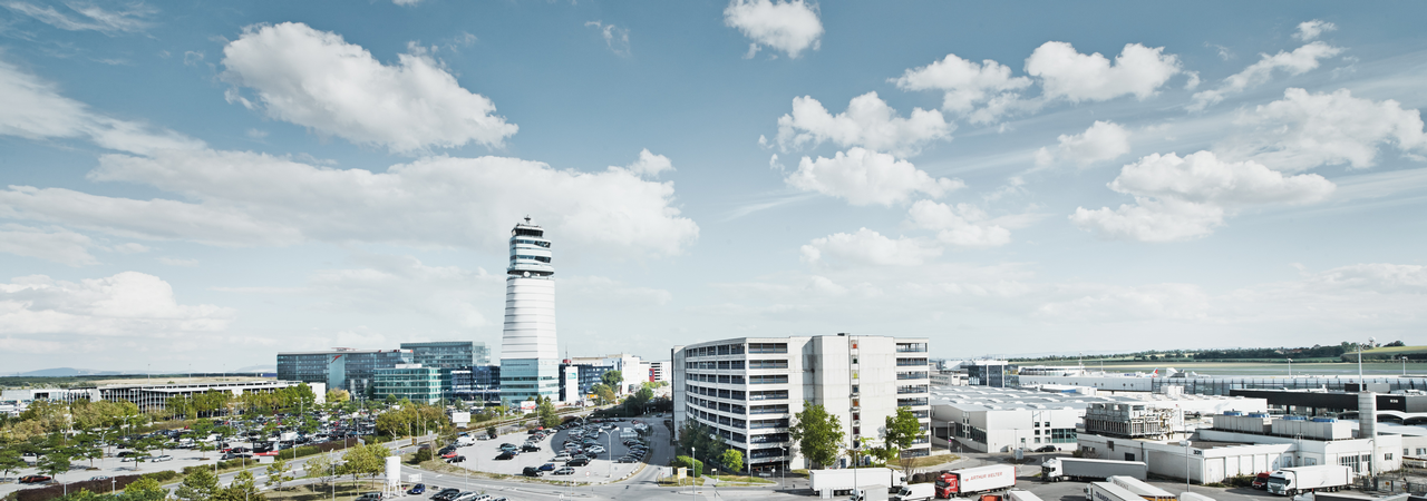 Tower und Flugzeug am Flughafen Wien