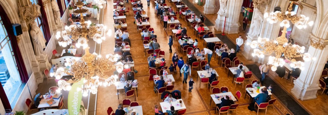 Kinder beim Spiele im Festsaal des Rathauses