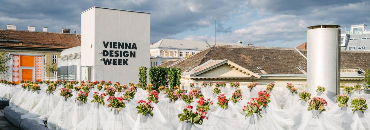 Installation der VIENNA DESIGN WEEK mit Blumenstöcken